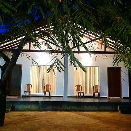 Hotel Krish Kalkudah  Esterno foto